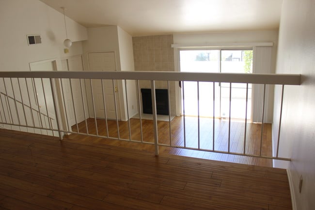 Comedor con vista a la sala de estar - 18340 Collins St