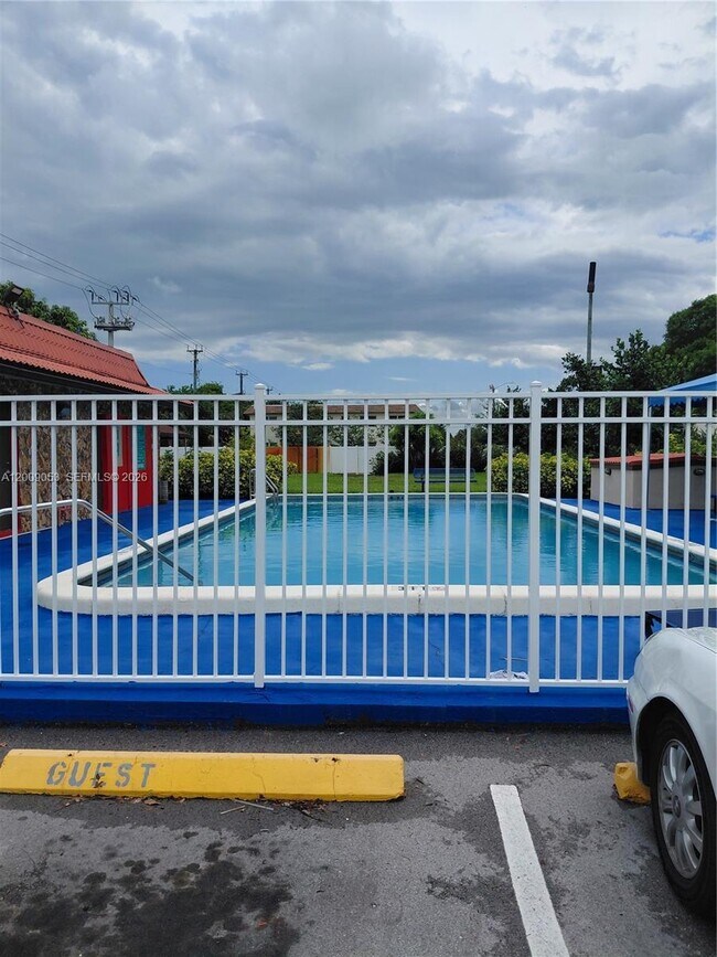 Foto del edificio - 1700 NW 58th Terrace