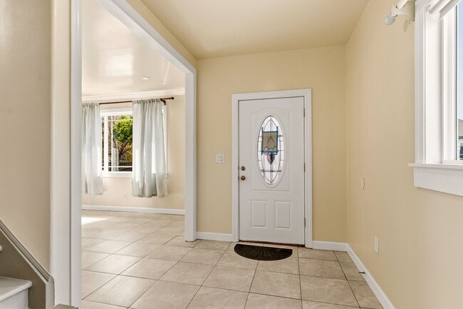 Foto del edificio - Newly Remodeled 4-Bedroom Oakland Duplex with Gated Parking