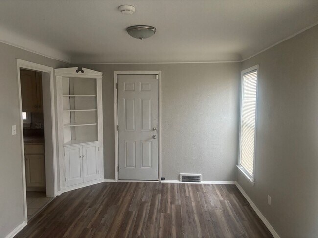 Foto del edificio - Move-In Ready 3BR Home w/ Fireplace, Garage & Basement – Cleveland