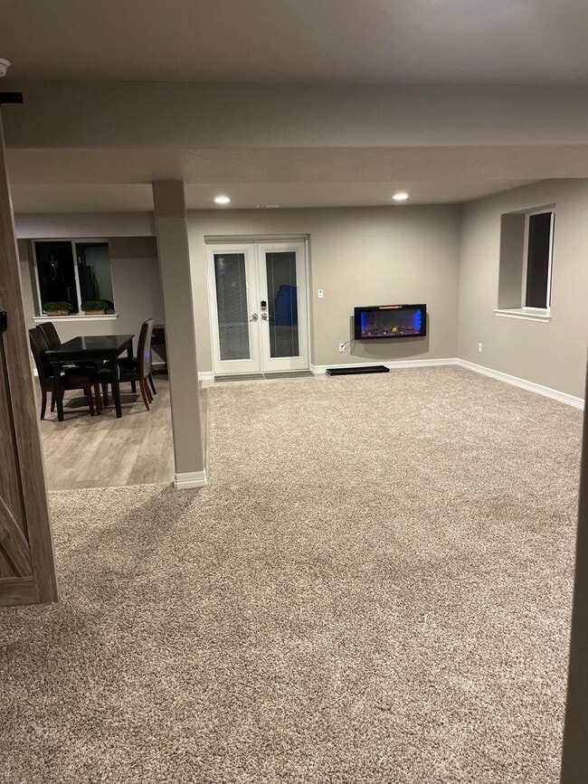 Sala de estar de gran tamaño con chimenea eléctrica. - 5383 Homeward Dr