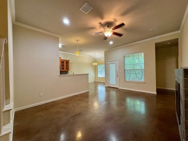 Building Photo - Savannah Court Luxury Townhomes