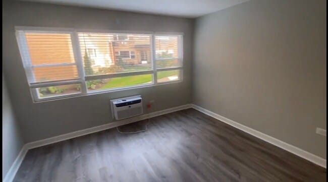 Building Photo - 1321 W Sherwin Ave