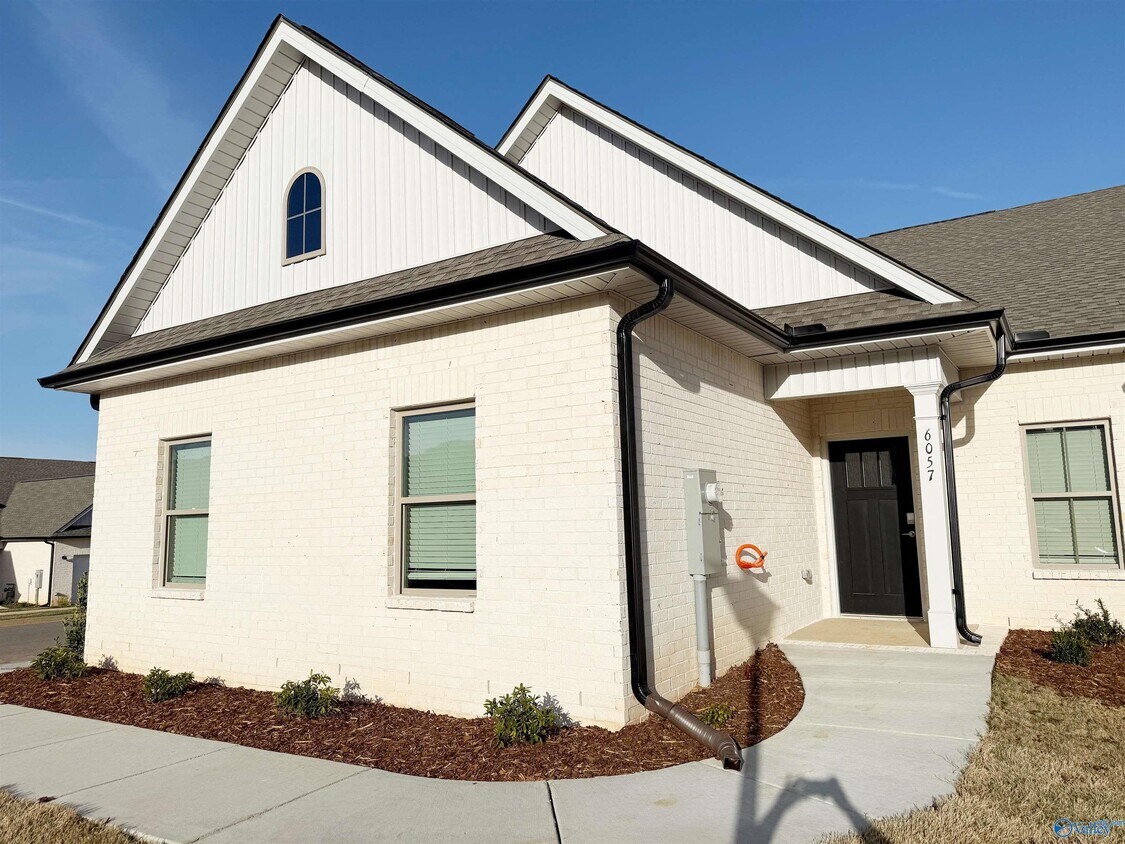 Foto del edificio - 6057 Gardner Maples Dr SE