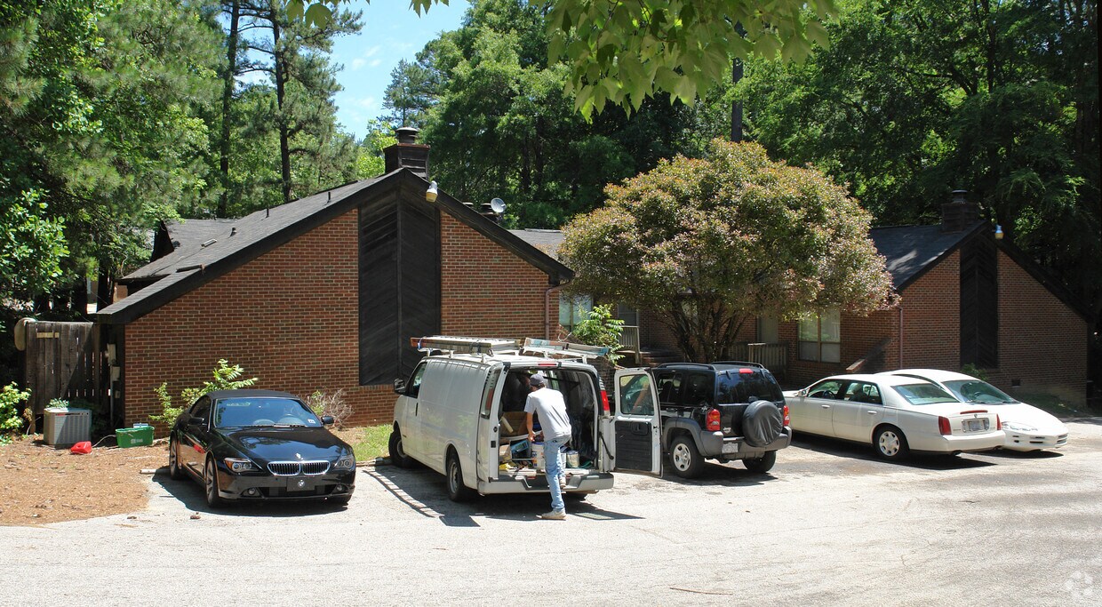 Building Photo - 4832 Hollenden Dr