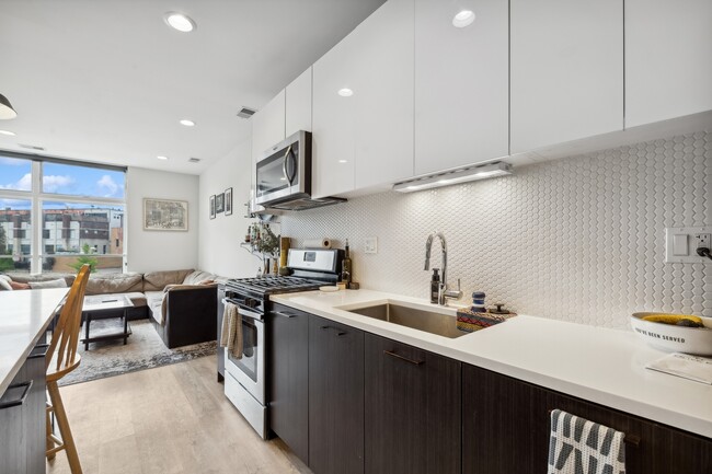 Foto del edificio - 713 N Milwaukee Ave