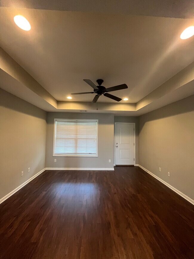 Building Photo - FIRST MONTH'S RENT FREE!