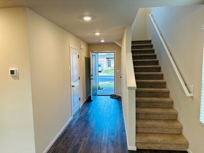 Building Photo - Beautiful Brand New 5 Bedroom Home!