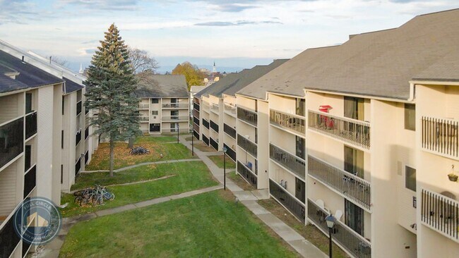 Foto del edificio - Hills Garden Condo Association - comfort and convenience perfectly situated between Downtown Burl...