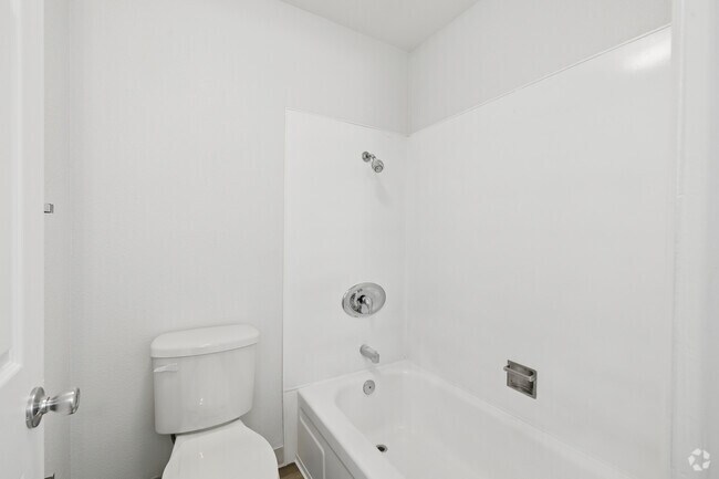 1BR, 1BA - 550SF - Bathroom - La Loma Terrace