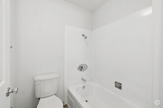 1BR, 1BA - 550SF - Bathroom - La Loma Terrace
