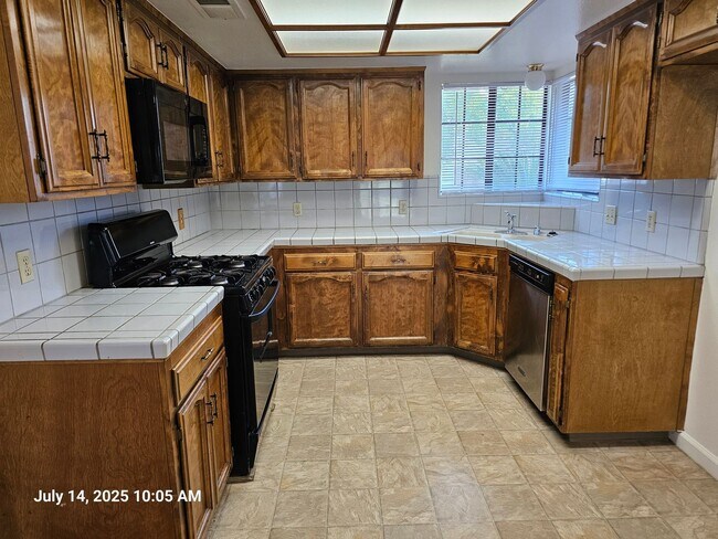 Foto del edificio - 1673 E Eastbrook Ave