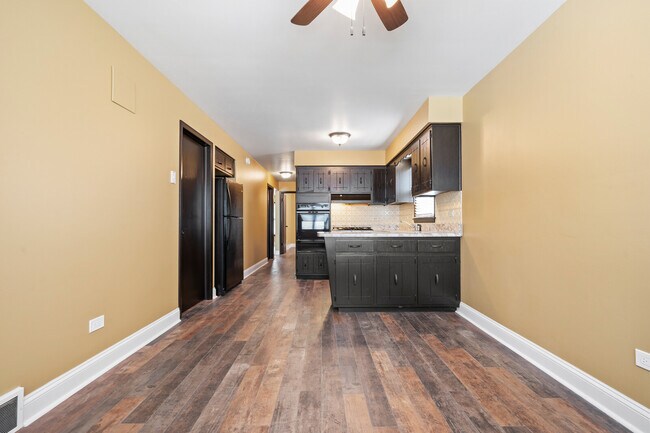 Foto del edificio - 8832 Cherry Ave