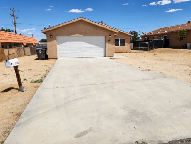 Building Photo - 3 bedroom 2 bathroom close to shops and public transportation