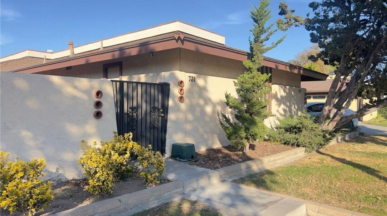 Primary Photo - 731 E Fairway Dr