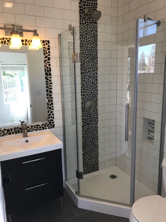 bath - 382 Gifford Ave