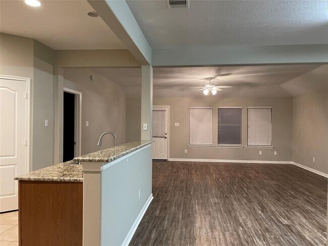 Foto del edificio - 3118 Sabine Spring Ln