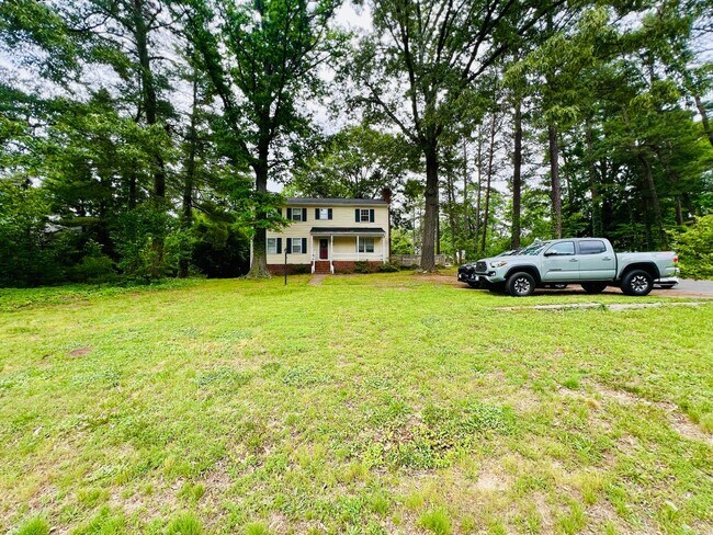 Foto del edificio - Charming 4-Bedroom Home with Ample Space and Modern Amenities