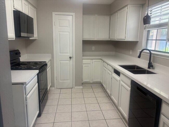 Building Photo - 313 Meadow Wood Ct