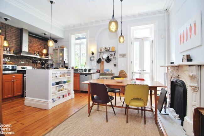 Foto del edificio - Townhouse Upper Triplex