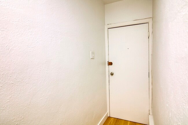 Building Photo - 3250 Av. Van Horne