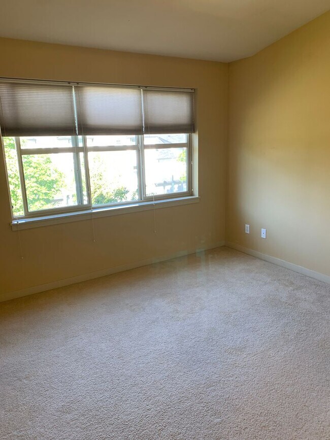 Building Photo - $2200.00 2 Bedroom/2.5 Bath/Garage Townhom...
