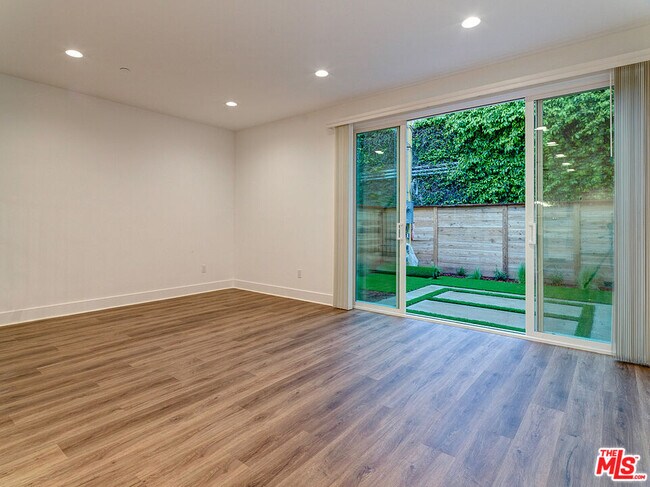 Foto del edificio - 831 N Orange Grove Ave