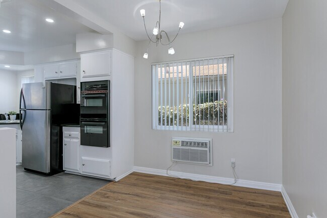 Building Photo - 488 E Washington Blvd