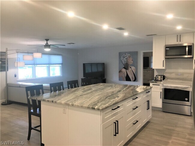 Building Photo - 5227 Selby Dr
