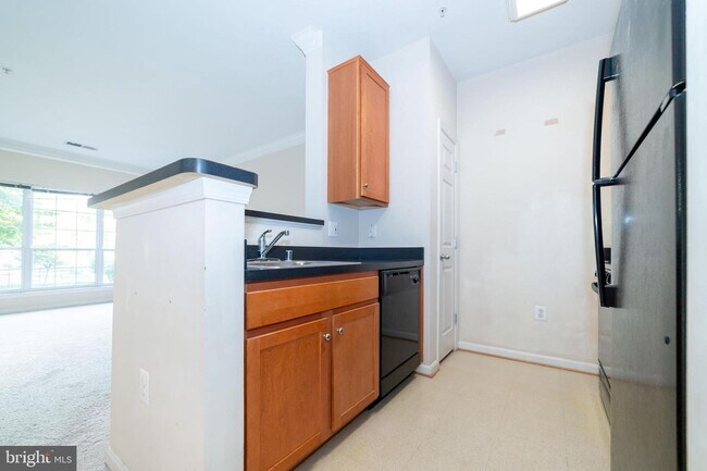 Building Photo - 4862 Eisenhower Ave