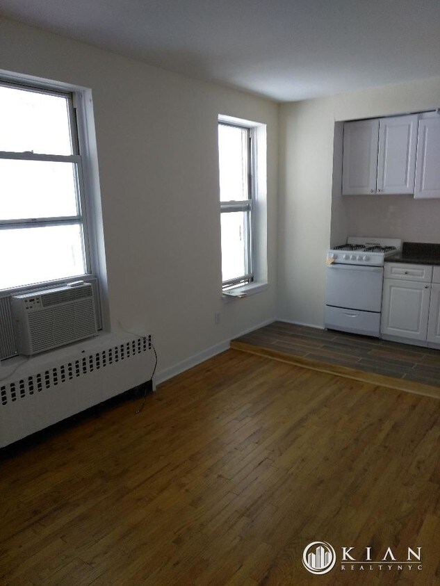 Primary Photo - 304 W 10th St
