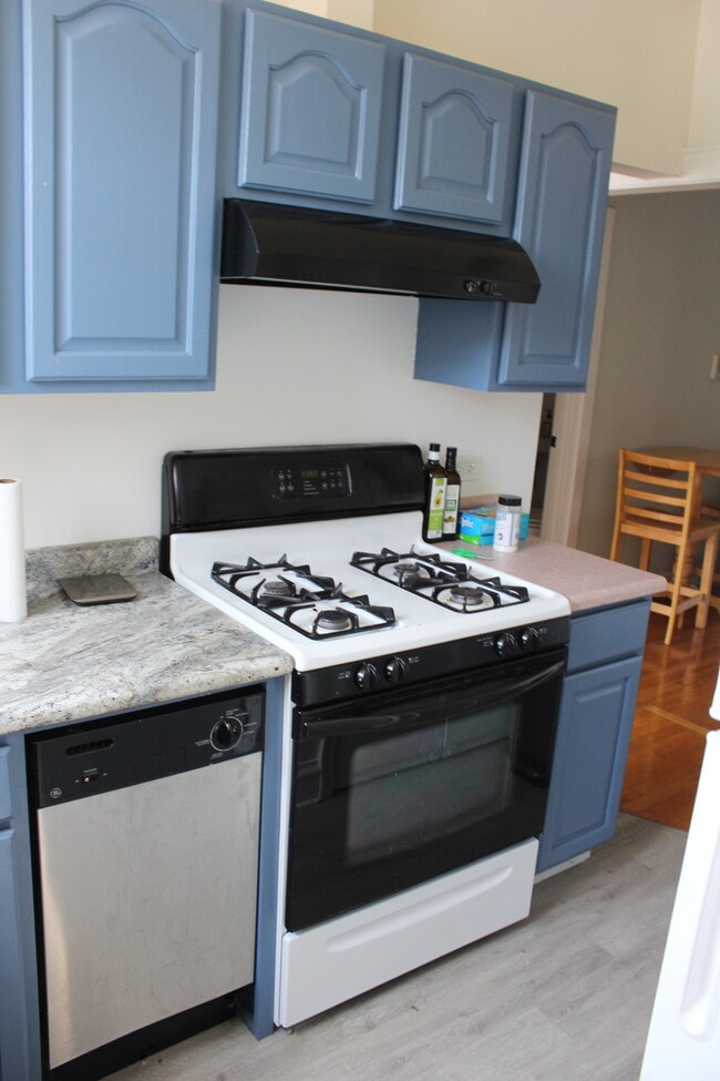 Building Photo - 4055 N Spaulding Ave