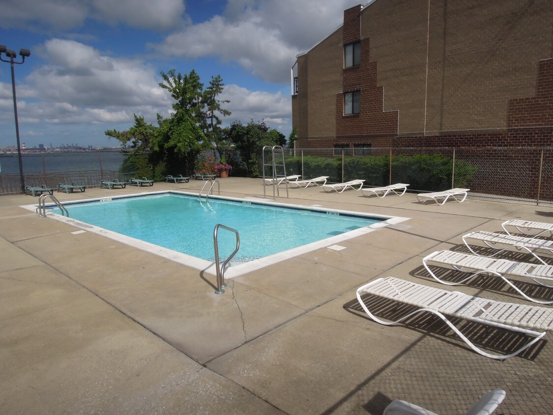 Waterfront Pool - 2560 120th St