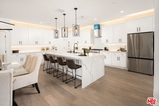 Foto del edificio - 4526 Sylmar Ave