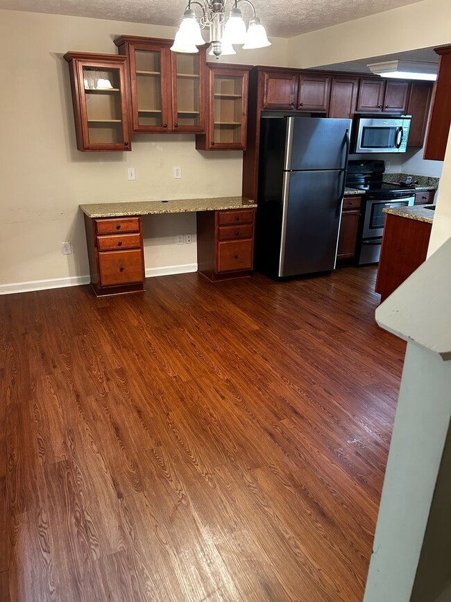 Building Photo - Two Bedroom Townhouse in Tavern Grove!