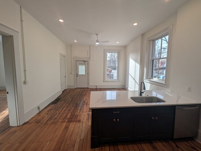 Building Photo - Recently Renovated 1-Bedroom, 1.5 Bath Apartment in Historic Covington