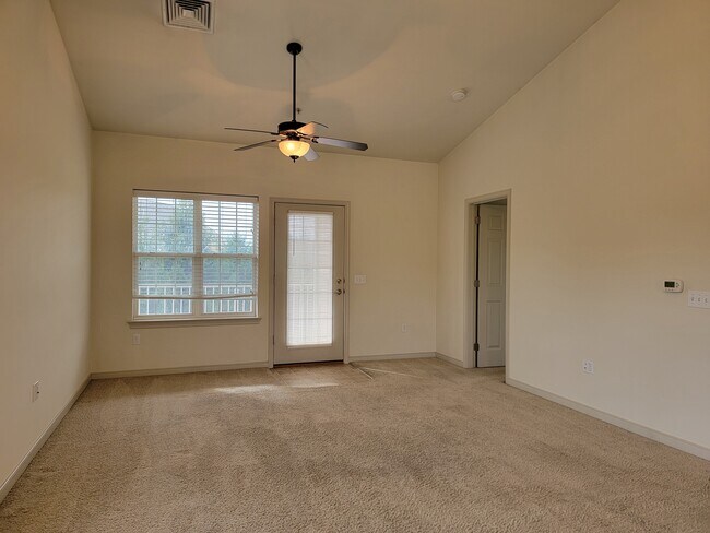 Foto del edificio - 1942 Shady Oak Dr