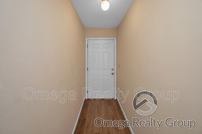 Foto del edificio - 484 Grey Hill Rd