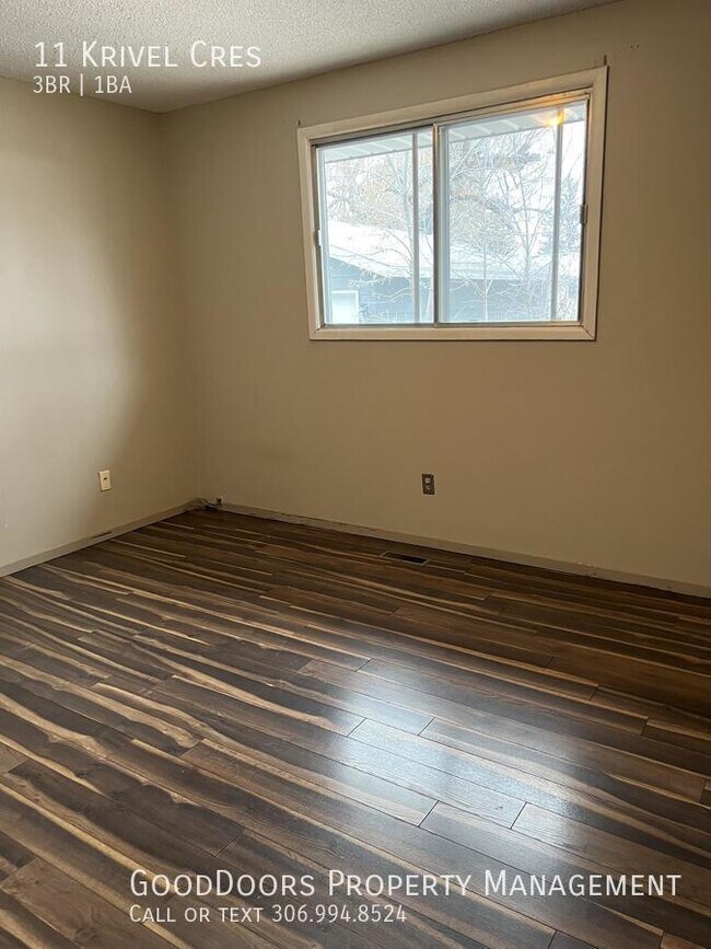 Photo du bâtiment - Fully Fenced in Yard 3 Bedroom Upstairs