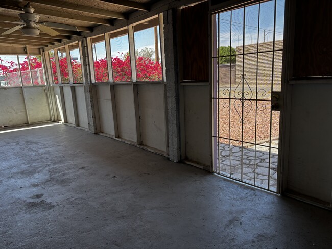 Large screened in porch - 3030 W Marshall Ave