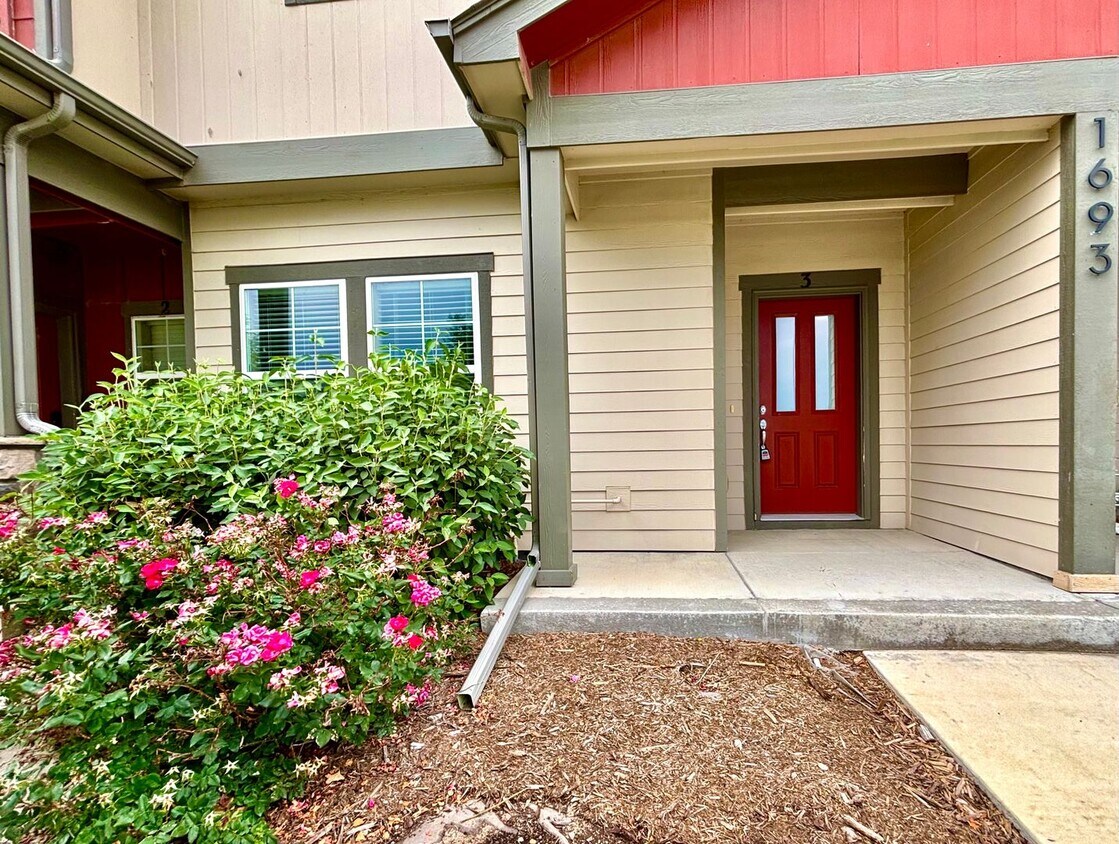 Primary Photo - Beautiful 3 bed, 3 bath Townhome in West W...