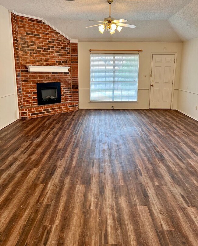 Building Photo - 3 bed 2 bath ready for move in!