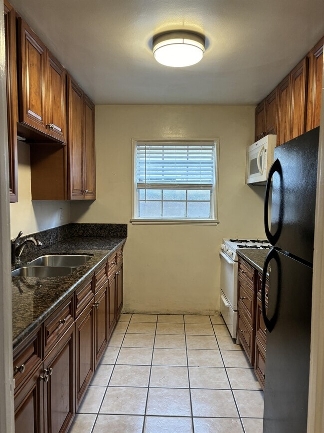 Building Photo - 410 S Sierra Madre Blvd