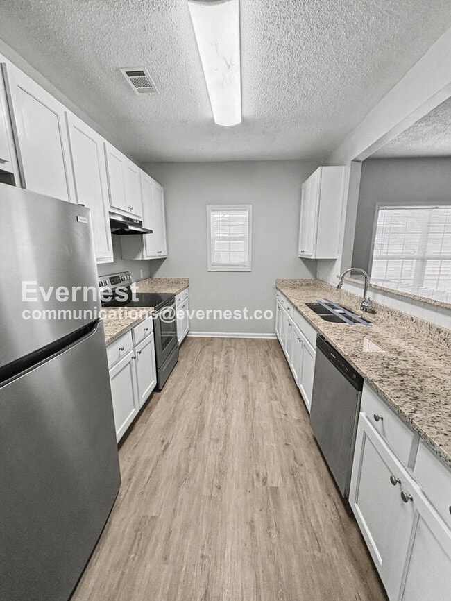 Building Photo - 3 Bed, 2 Bath Home with Off-Street Parking / Pet-Friendly / Available Now!