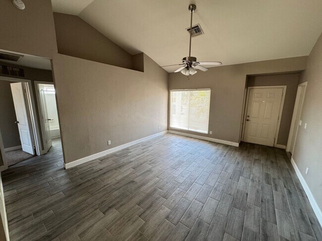Foto del edificio - Stunning 3-bedroom, 2-bathroom home locate...