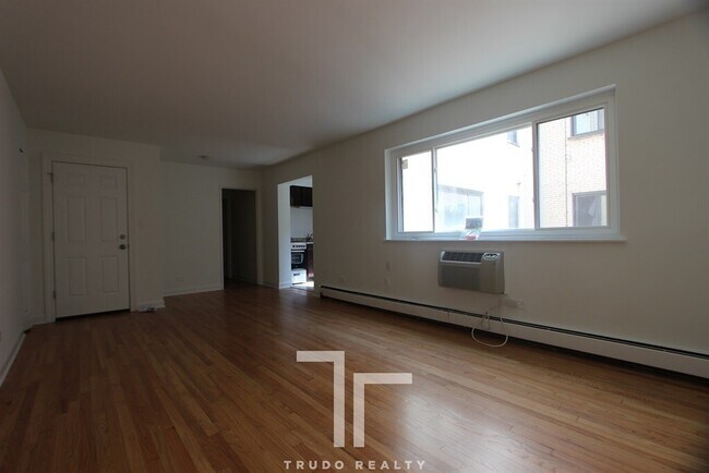 Building Photo - 6211 N Kenmore Ave