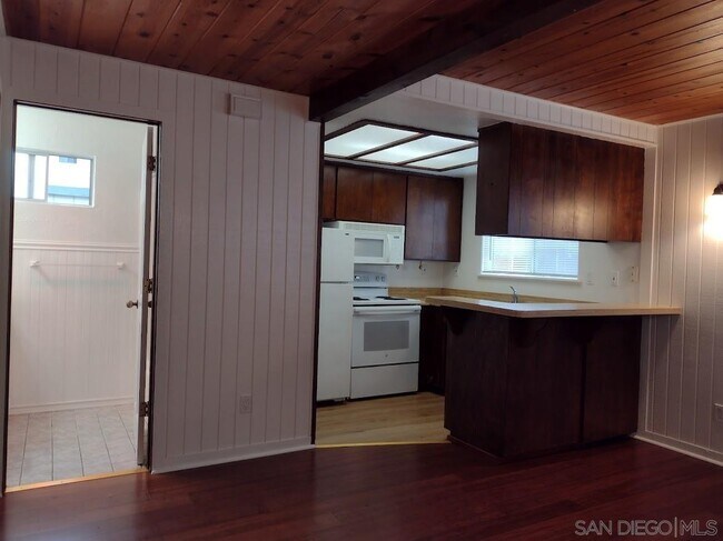 Building Photo - 731 Island Ct