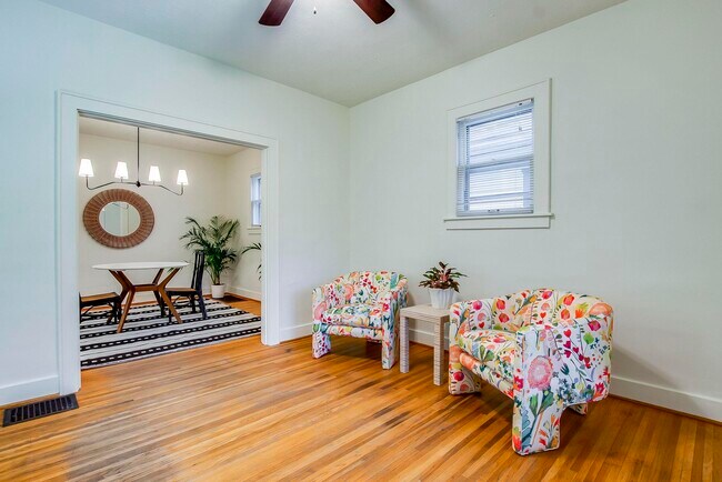 Entryway sitting room - 607 E Barbee Ave