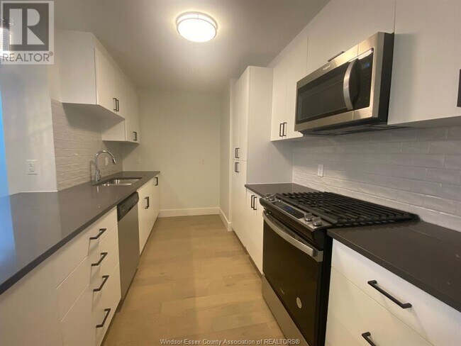 Photo du bâtiment - 2550 Sandwich W Pkwy