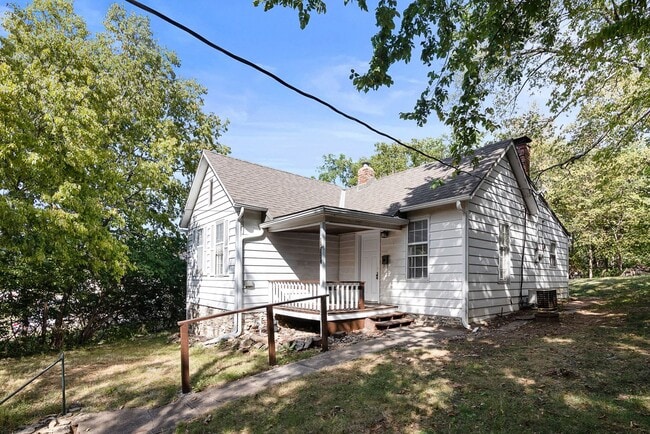 Building Photo - Adorable Two Bedroom House